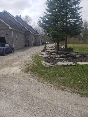 Stone Farm House - 3 bedrooms - private on 100 acres - 20 min from Casino Rama