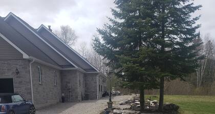 Stone Farm House - 3 bedrooms - private on 100 acres - 20 min from Casino Rama