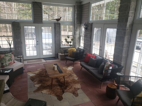 Stone Farm House - 3 bedrooms - private on 100 acres - 20 min from Casino Rama