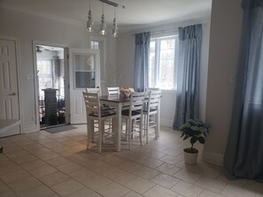 Dining - Stone Farm House - 3 bedrooms - private on 100 acres - 20 min from Casino Rama (Orillia)
