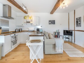 Lavavajillas y trona infantil