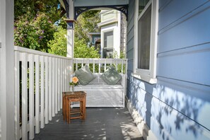 Terrace/patio - Gorgeous Victorian-Downtown Napa! THE CARRIAGE HOUSE, 2br, 2ba, walkable. (Napa)