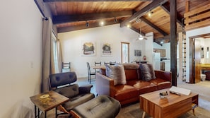 Smart TV, fireplace - Lakeview Lodge #2 (2-Bedroom Condo) by RedAwning (Mammoth Lakes)