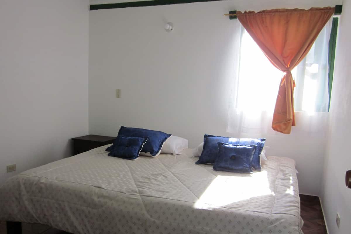 Quarto casal clássico | Wi-Fi de cortesia, roupa de cama