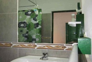 Classic Double Room | Bathroom | Shower, free toiletries, towels