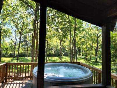 Adorable river front  cabin ,with hot tub on the River