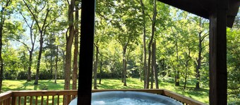 Adorable river front cabin ,with hot tub on the River