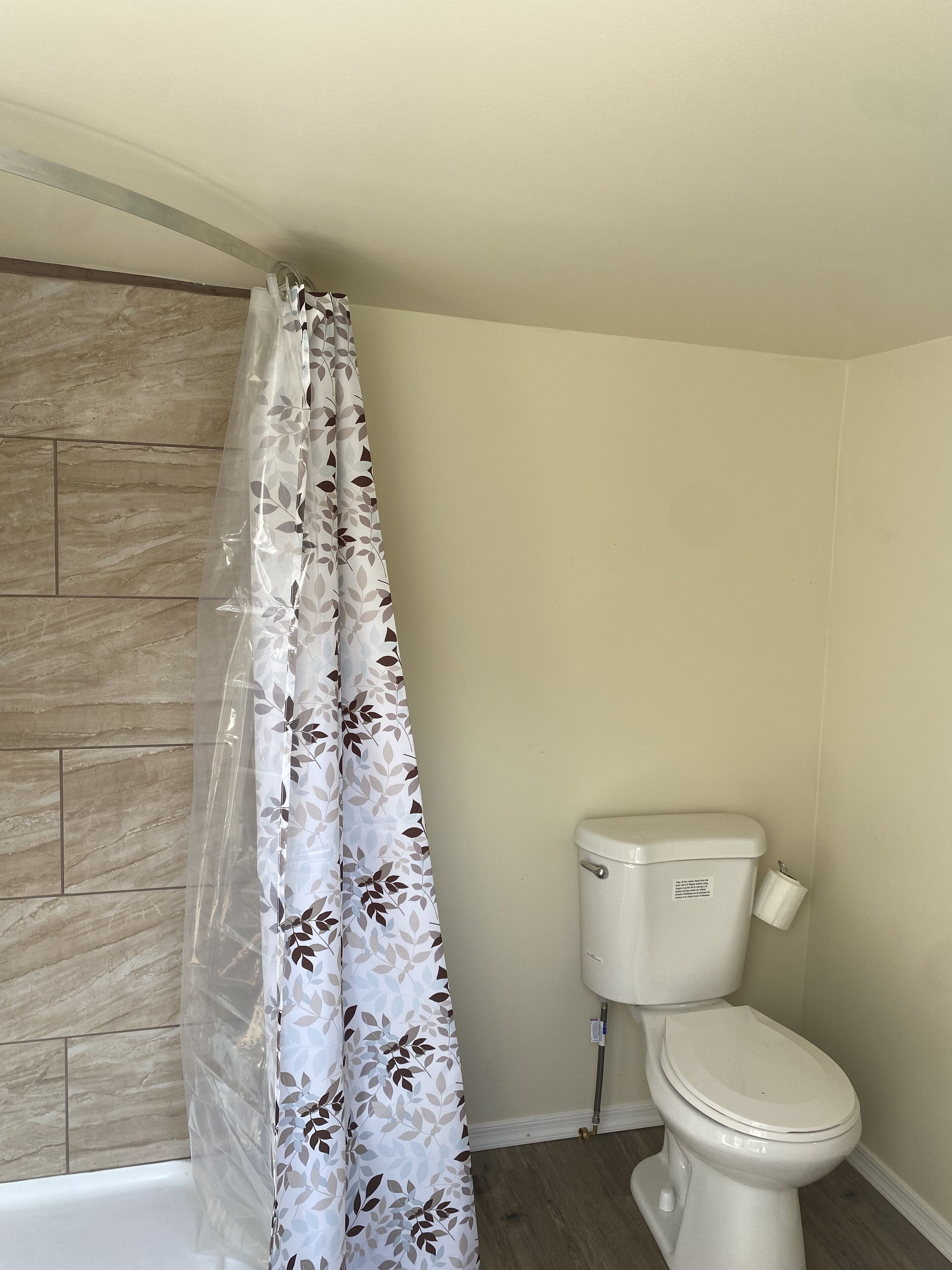 Een douche, een haardroger, handdoeken, zeep