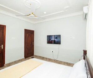4 bedrooms, iron/ironing board, WiFi, bed sheets