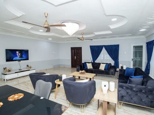 Stylish and Spacious Getaway in Haatso, 20 Mins to Airport
