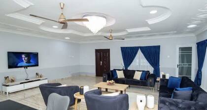 Stylish and Spacious Getaway in Haatso, 20 Mins to Airport