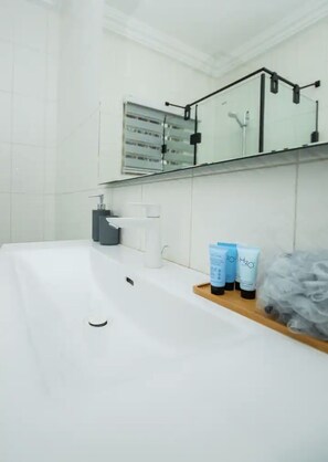 Serviettes fournies, savon, papier de toilette