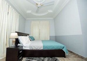 4 عدّة غرف نوم ومكواة/لوح كي وواي فاي وملاءات أسرّة