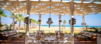 소크나 아자에서의 편안한 시간, 수영장 및 발코니