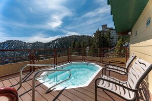 Outdoor spa tub - A beautiful 4 Diamond rated resort with a complete health spa/fitness room (Stateline)