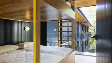 6 bedrooms, desk, iron/ironing board, travel crib