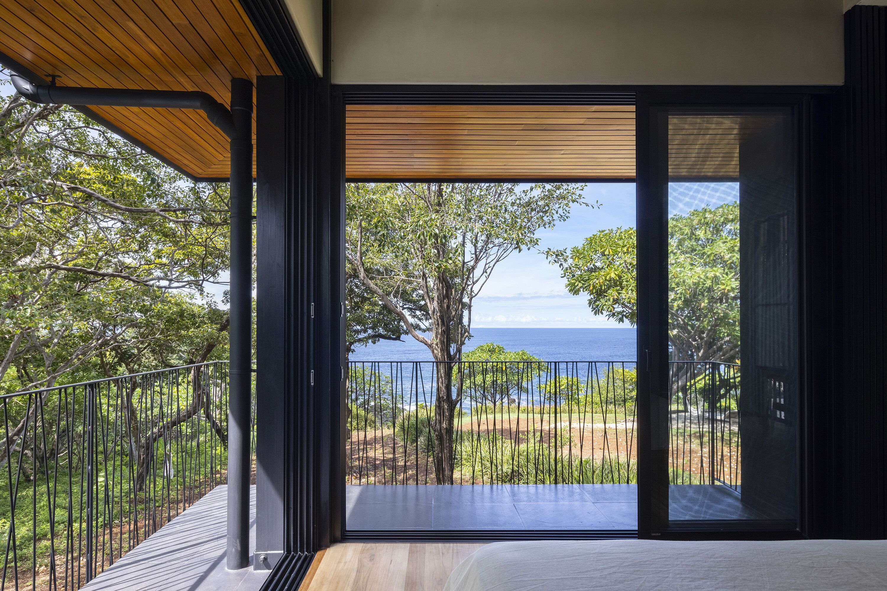 6 bedrooms, desk, iron/ironing board, travel cot