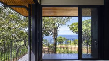 6 bedrooms, desk, iron/ironing board, travel cot