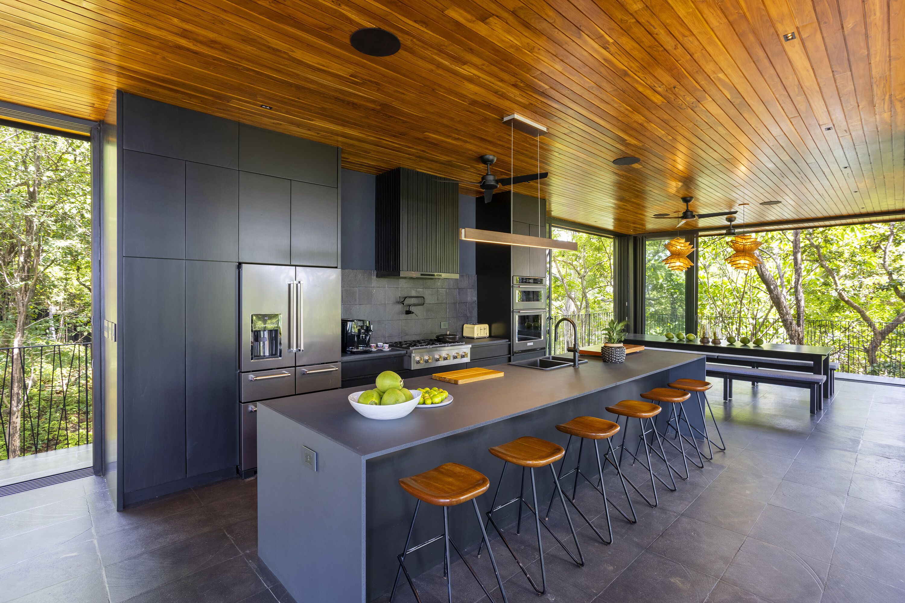 Jääkaappi, mikroaaltouuni, uuni, liesi