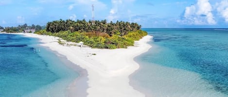 Am Strand, weiĂer Sandstrand, LiegestĂŒhle, Sonnenschirme