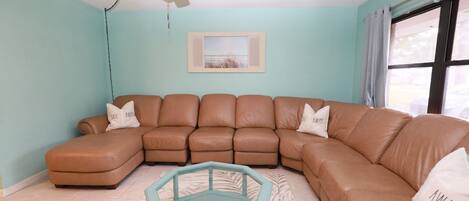 Smart-tv, bordtennisbord, bøger