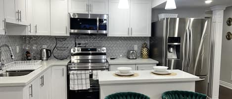 Køleskab, mikrobølgeovn, ovn, kogeplade