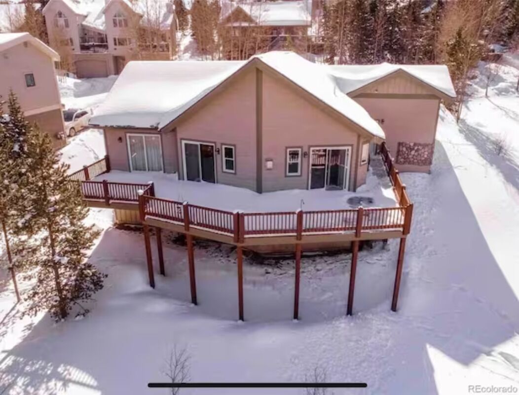 Ski Lodge 4BR+Den Sleeps 12 & w/Private Hot Tub & Mountain View