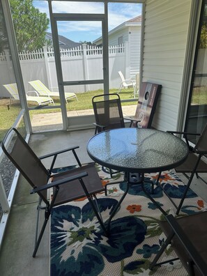 Outdoor dining - WOW CLOSED IN COURTYARD VILLA, GOLF CART, 2 BEDROOMS AND WALK TO 5 LOCAL POOLS. (The Villages)