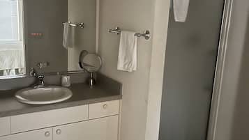 Douche, sèche-cheveux, serviettes fournies, savon
