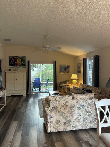 WOW CLOSED IN COURTYARD VILLA, GOLF CART, 2 BEDROOMS AND WALK TO 5 LOCAL POOLS.