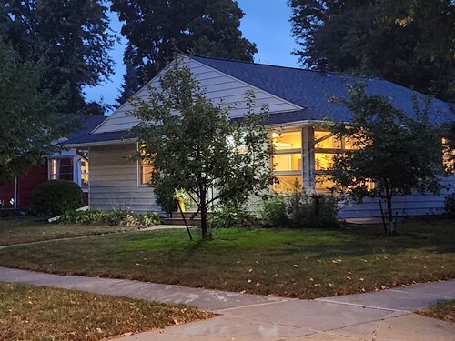 Alloro Home / 2 BR Neighborhood Home, 1 mi to Mayo Clinic