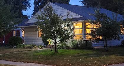 Alloro Home / 2 BR Neighborhood Home, 1 mi to Mayo Clinic