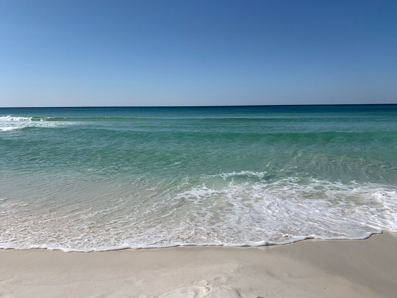 靠近海滩、沙滩椅、沙滩毛巾