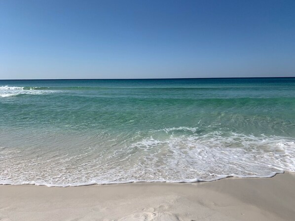 Una playa cerca, sillas reclinables de playa, toallas de playa