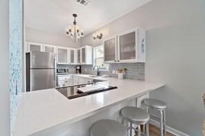 Refrigerador, microondas, horno, placa de cocina