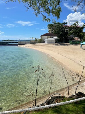 På stranden, solsenger og strandhåndklær
