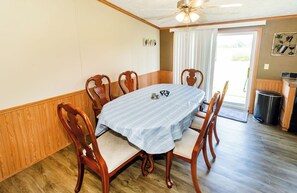 Dining - Quiet Farm setting surrounded hundreds of acres of fields. Workers welcome. (richland)