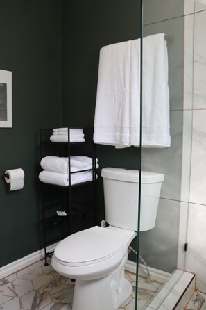 Suihku, hiustenkuivaaja, pyyhkeet, saippua