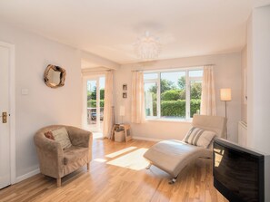 Living area - 3 bedroom accommodation in Paignton (Paignton)