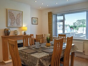 Dining - 4 bedroom accommodation in Amlwch (Amlwch)