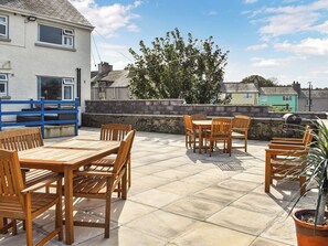 Outdoor dining - 4 bedroom accommodation in Amlwch (Amlwch)