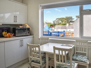 Dining - 4 bedroom accommodation in Amlwch (Amlwch)