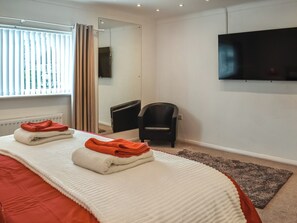 4 bedrooms, free WiFi, bed sheets - 4 bedroom accommodation in Amlwch (Amlwch)