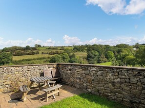 Outdoor dining - Ravenscliffe Cottage (Ashbourne)