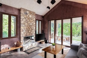 Chalet | Woonruimte | Een 45-inch smart-tv met satellietzenders, een open haard en Netflix