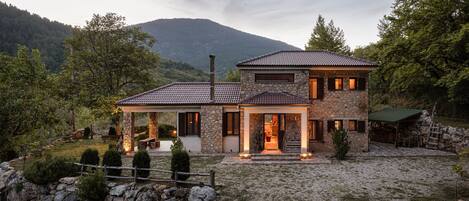 Chalet | 2 bedrooms, Egyptian cotton sheets, premium bedding, memory-foam beds