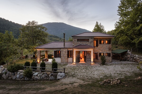 Chalet | 2 bedrooms, Egyptian cotton sheets, premium bedding, memory foam beds - Hidden Stone Chalet (Aigialeia)