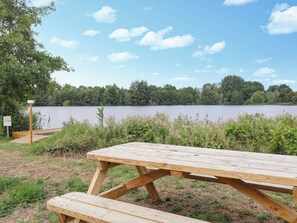 Outdoor dining - 3 bedroom accommodation in Somerford Keynes (Somerford Keynes)