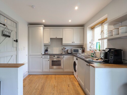 3 bedroom accommodation in Somerford Keynes