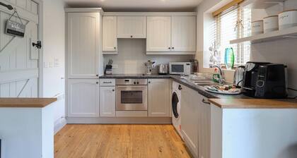 3 bedroom accommodation in Somerford Keynes
